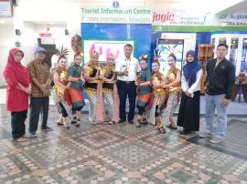 SANGGAR TARI DESA BUDAYA SEMANU PENTAS DI BANDARA ADISUTJIPTO